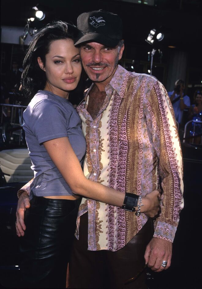 Billy Bob Thornton e Angelina Jolie. Depois de todos os altos e baixo da longa relação de Angelia com Brad Pitt, é fácil esquecer que, entre 2000 e 2002, a atriz foi casada com Billy Bob, quando ela tinha 25 e ele, 45. Angelina foi a sua quinta mulher.