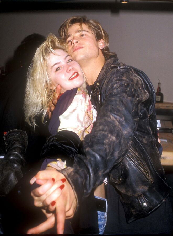Christina Applegate e Brad Pitt. Antes de Brad e Ange e antes mesmo de Brad e Jen, houve um Brad e Christina, ainda que por um período muito limitado de tempo. Consta que foram juntos aos MTV Awards de 1989, mas que ela saiu mais cedo em busca de um outro amor.