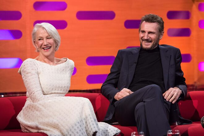 Helen Mirren e Liam Neeson. Os dois conheceram-se em 1981, no set do filme "Excalibur". Em 2018, foram ambos convidados do programa de televisão britânico The Graham Norton Show, onde falaram sobre a sua relação. "Não fomos só namorados. Vivemos juntos durante quatro anos. Foi uma coisa séria, durante uns tempos. Sorte a minha!", brincou Helen. Já Liam contou que ficou "de queixo caído" assim que a viu. Como se percebe pela conversa, continuavam amigos, quase 40 anos depois.