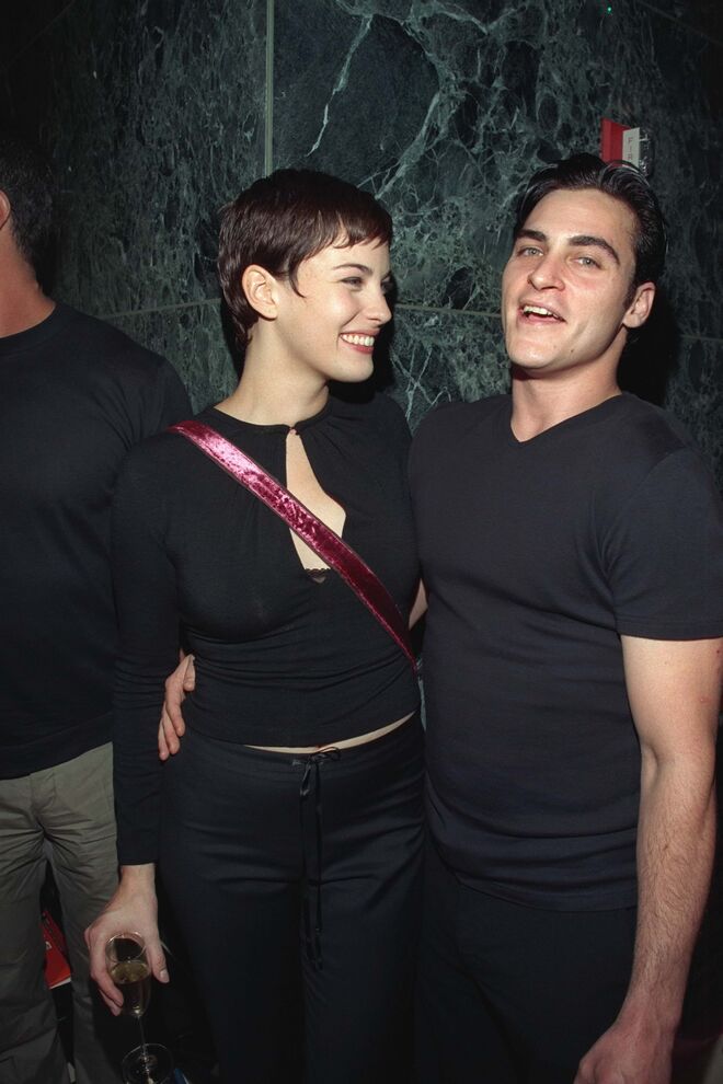 Liv Tyler e Joaquin Phoenix. Este casal começou a namorar quando ambos tinham 18 e ficaram juntos até aos 21. Numa entrevista à Elle, Liv disse que ainda hoje considera Joaquin e as suas irmãs como família. "Éramos tão novos... Ele foi o meu primeiro amor", confidenciou.