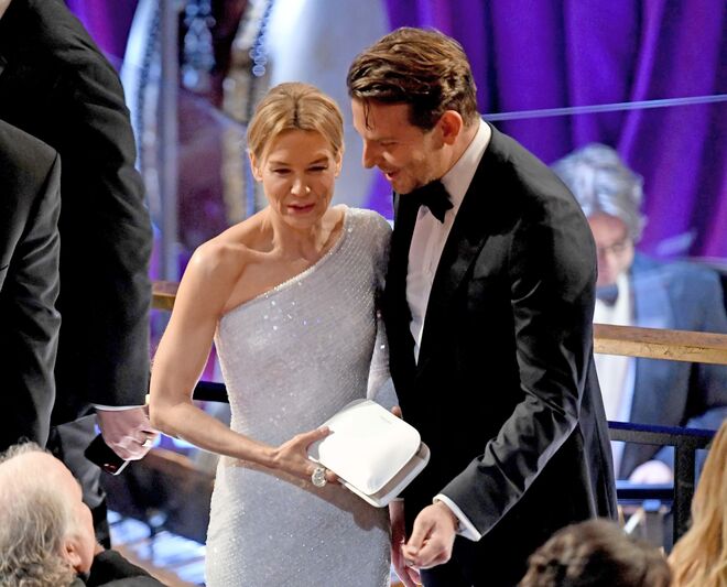 Renee Zellwegger e Bradley Cooper. Estes dois começaram a namorar em 2009, depois de se terem conhecido no filme "Case 39", mas a relação só durou dois anos. Esta fotografia, porém, é de 2020, quando a atiz recebeu um Oscar. Claramente, a amizade manteve-se.