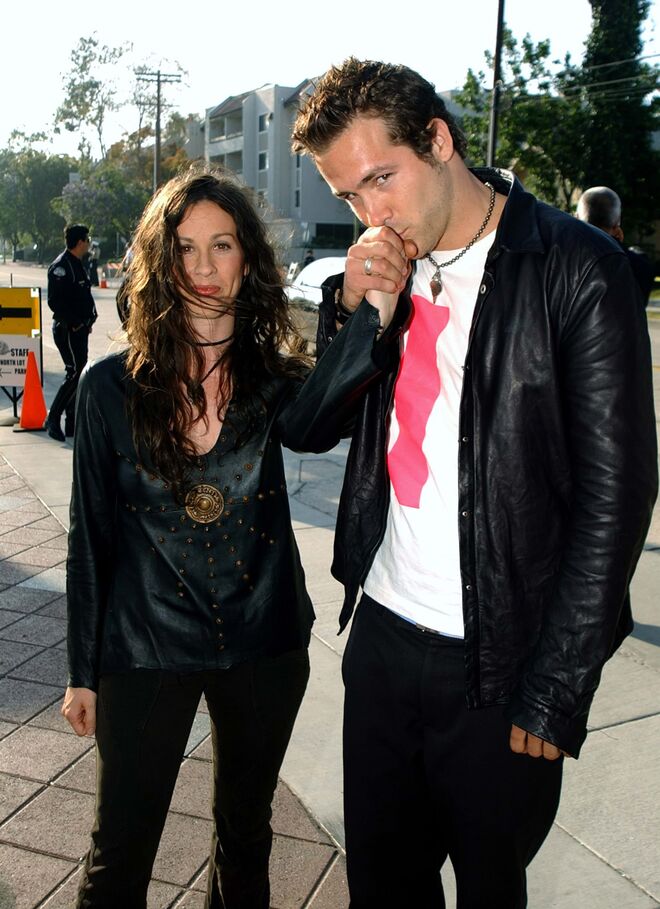 Alanis Morissette e Ryan Reynolds. Conheceram-se em 2002, anunciaram o noivado em 2004, mas separaram-se em 2007.