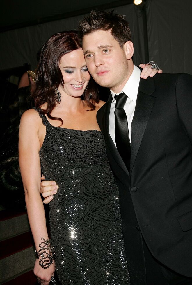 Emily Blunt e Michael Bublé. É difícil imaginar Emily sem o seu atual marido, John Krasinski. Mas Blunt e Bublé conheceram-se em 2005, nos bastidores de um dos concertos do cantor, e estiveram juntos durante três anos. A relação acabou com algum azedume, com Blunt a dizer que não tinha a certeza se Bublé não a teria traído.