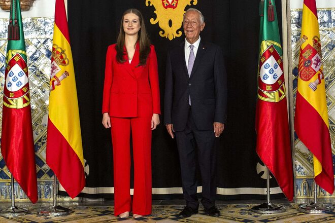 Seguindo para dentro do edifício, Leonor foi condecorada com a Grã-Cruz da Ordem Militar de Cristo.