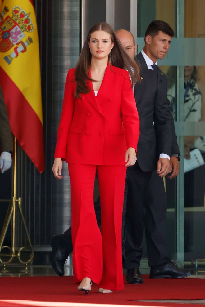 A escolha da indumentária para esta visita foi um fato vermelho da Carolina Herrera.