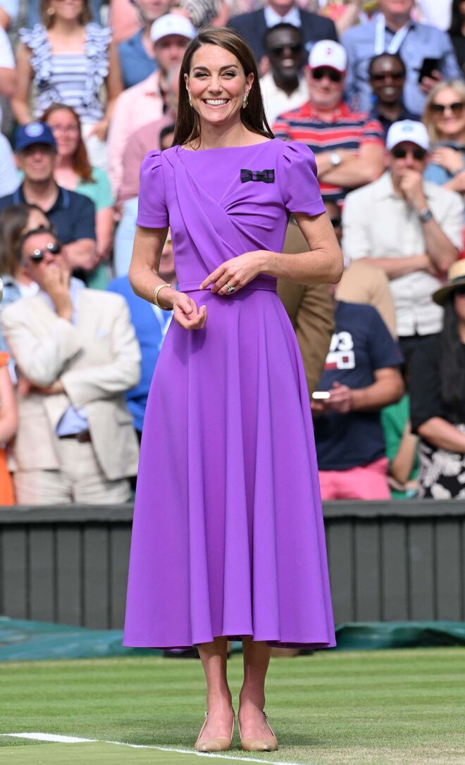 2024. Depois de um torneio sem a sua aparição, Kate Middleton sentou-se na Royal Box em Wimbledon para assistir ao confronto entre Novak Djokovic e Carlos Alcaraz na final de singulares para homens. A Princesa de Gales usou uma versão personalizada do vestido Cecilia da marca Safiyaa em roxo de Wimbledon.