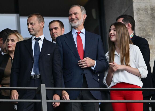 Aleksander Ceferin, Presidente da UEFA, com Felipe VI, e a infanta Sofia.
