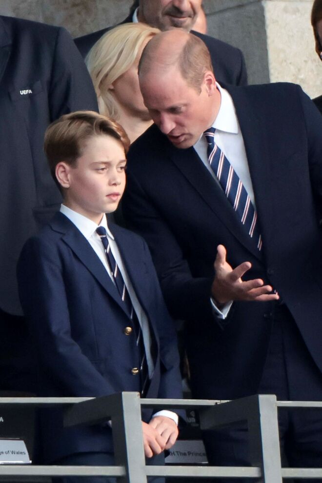 George e o pai, durante o jogo, naquela que parece uma explicação futebolística dada ao mais velho dos filhos dos príncipes de Gales.