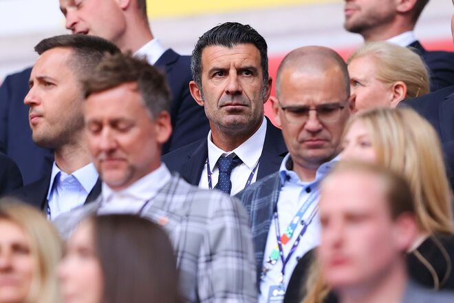 Luís Figo muito sério, no meio da multidão.