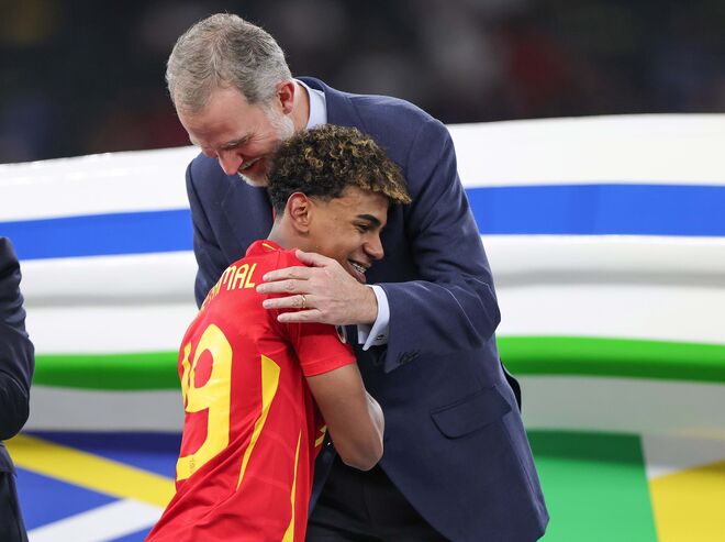 A imagem que emocionou o mundo: O rei de Espanha cumprimenta e felicita Lamine Yamal, miúdo prodígio que fez o seu primeiro campeonato do mundo aos 16 anos - fez 17, a dia 13 de julho, um dia antes da final.
