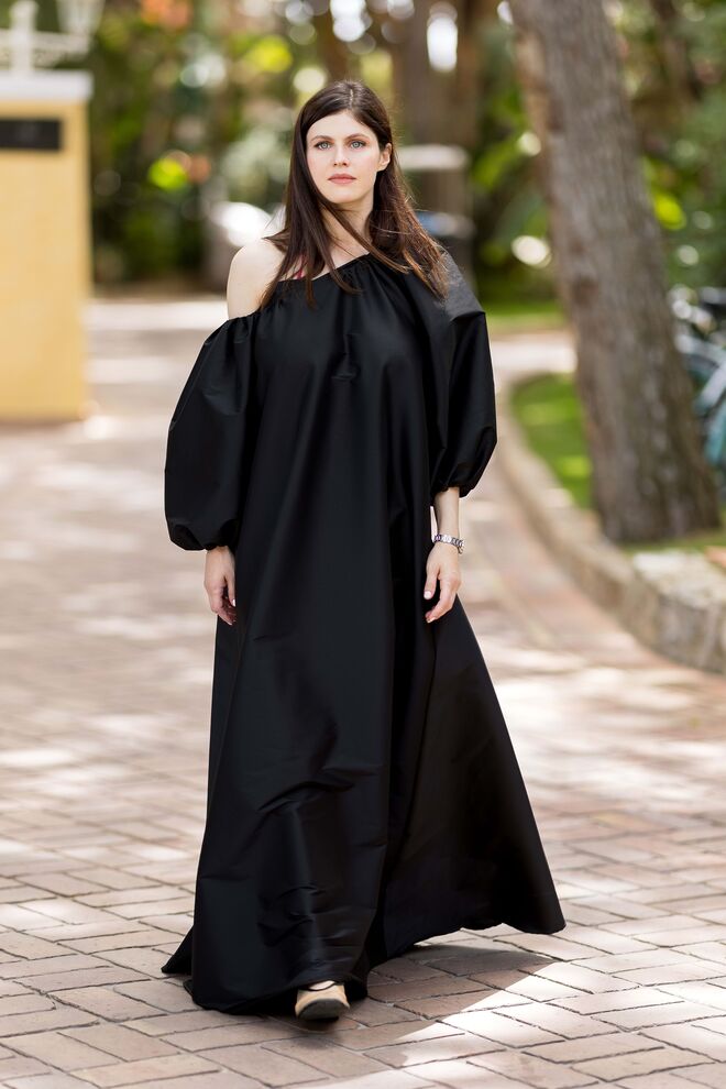 Alexandra Daddario I A atriz norte-americana anunciou no Instagram que está à espera do seu primeiro filho com o marido Andrew Form.