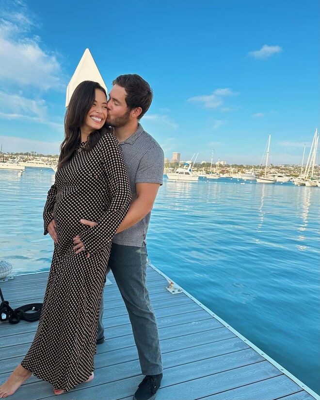 Chloe Bridges I Casada com o ator Adam Devine, o casal anunciou a gravidez com um post no Instagram, no dia 3 de outubro de 2023.