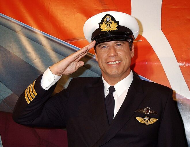 John Travolta | Podia estar disfarçado de piloto, mas não. Travolta é mesmo piloto de aviões. Tem oito licenças para pilotar jatos e ganhou o prémio do Instituto Americano de Engenheiros Aeronáuticos (AIAA) pela excelência na aviação e promoção mundial da indústria aérea.