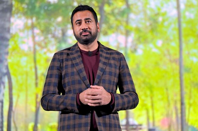 Kal Penn |  O ator deixou a série House para trabalhar como relações públicas na Casa Branca durante a administração Obama. Penn confessou na altura que a nova ocupação constituía um corte de salário brutal, mas que era uma grande honra poder servir o povo norte-americano.