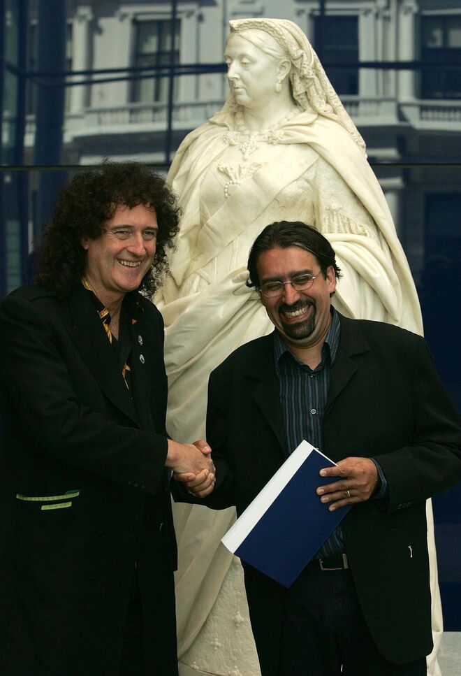 Brian May | Abrimos aqui uma merecida excepção para o guitarrista dos Queen, que não é ator, mas a sua atividade extra-curricular é tão incrível que merece uma inclusão na nossa lista – May é um astrofísico premiado. Em 1974 interrompeu o seu doutoramento, para se poder dedicar à banda, e retomou-o 30 anos depois. Vêmo-lo aqui, em 2007, sob o olhar algo indiferente da rainha Vitória, a entregar a sua tese.