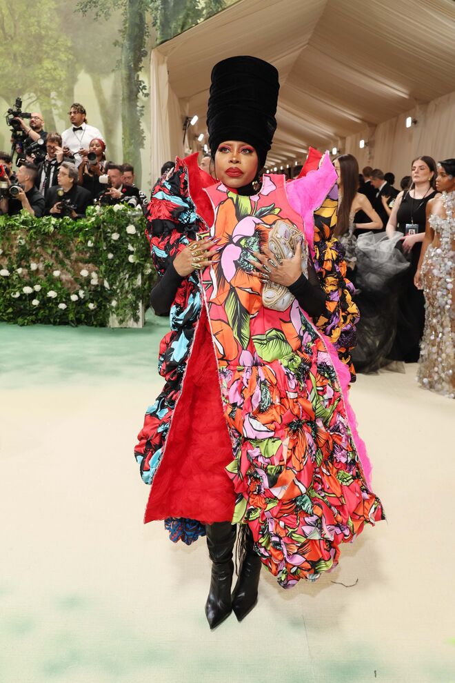 Erykah Badu | A cantora e atriz é também uma doula e já ajudou a trazer ao mundo mais de 50 bebés. Esperemos que não o faça com aquelas unhas... 