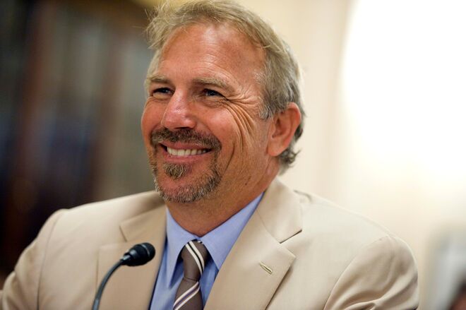 Kevin Costner | O ator divide o seu tempo entre o grande ecrã e a sua empresa de tecnologia para separação de água e petróleo, Ocean Therapy Solutions. Quando houve um derrame no Golfo do México, em 2010, o ator vendeu 32 centrifugadoras à petrolífera BP pelo simpático preço de 52 milhões de dólares.