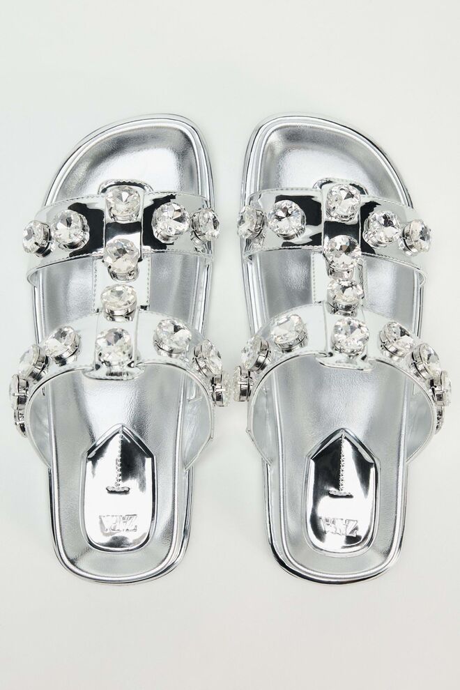 Sandálias, €35,95, Zara.