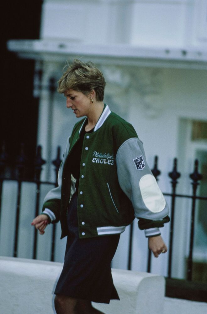 A princesa de Gales vestida com um casaco dos Philadelphia Eagles para deixar o seu filho, o príncipe Harry, na Wetherby School em Londres, em janeiro de 1991.