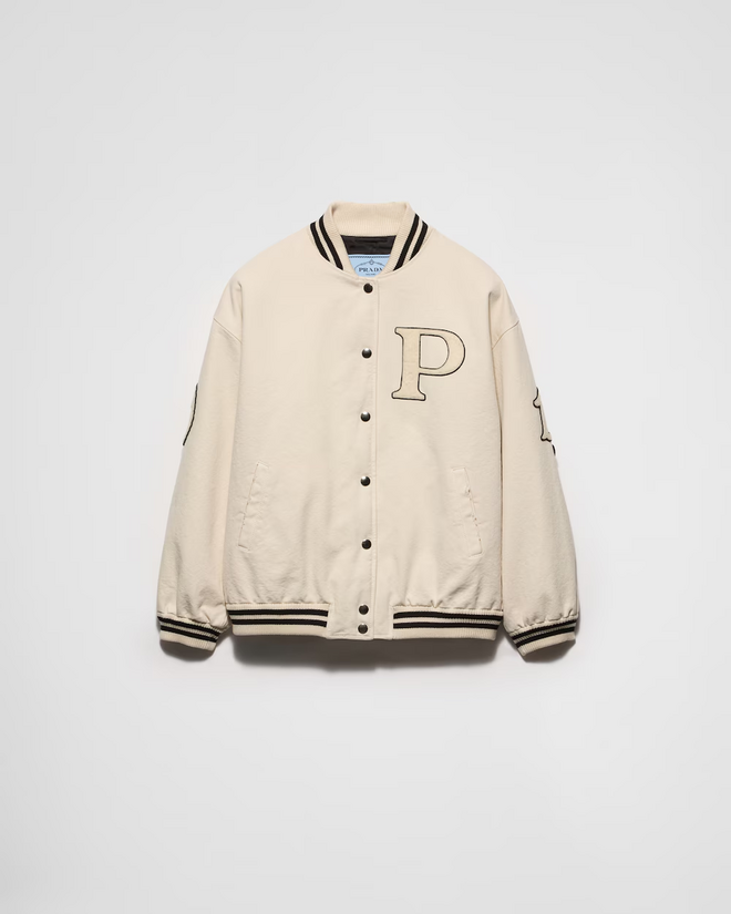 Bomber com estampados, Prada (preço sob consulta).