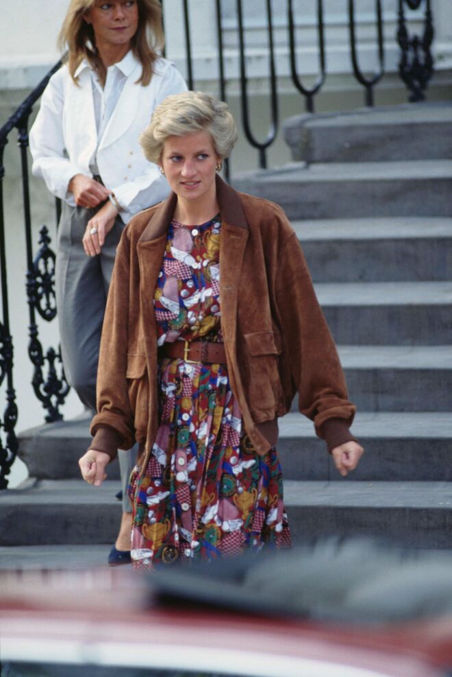 A Princesa de Gales leva os filhos, o príncipe William e o príncipe Harry, de volta à Wetherby School em Notting Hill, Londres, Reino Unido, para o período de verão, em 25 de abril de 1990. 