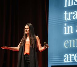 Entrevista Galit Atlas. “O trauma passa de uma geração para a outra, e os netos serão impactados pelo trauma que os pais ou os avós experimentaram” 