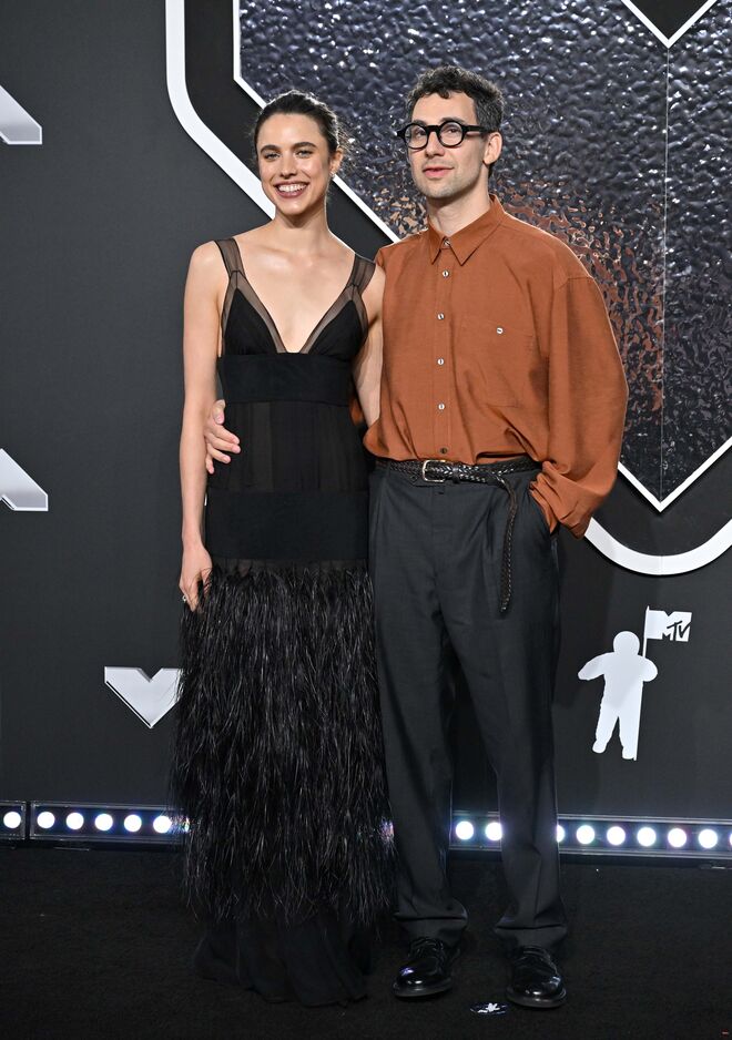 Margaret Qualley em Chanel com o marido Jack Antonoff.
