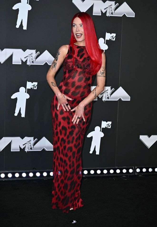 Halsey em vintage Versace.