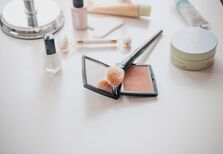 Toxinas ocultas nos cosméticos: A verdade sobre o que usamos na pele