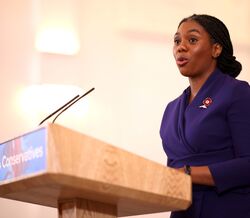 Quem é Kemi Badenoch, a nova líder do partido Conservador britânico?