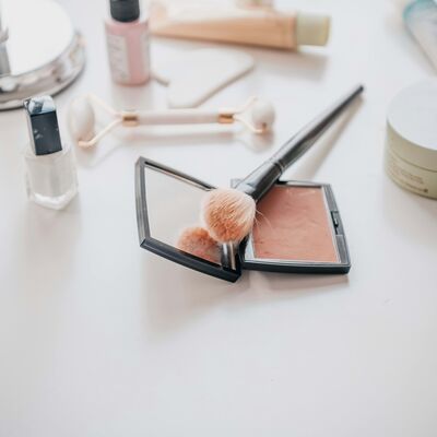 Toxinas ocultas nos cosméticos: A verdade sobre o que usamos na pele