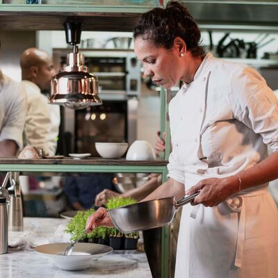 Alessandra Montagne, quem é a chef à frente de um dos restaurantes do Museu do Louvre, que tem um menu em Lisboa?