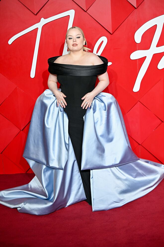 Nicola Coughlan em Gaurav Gupta.