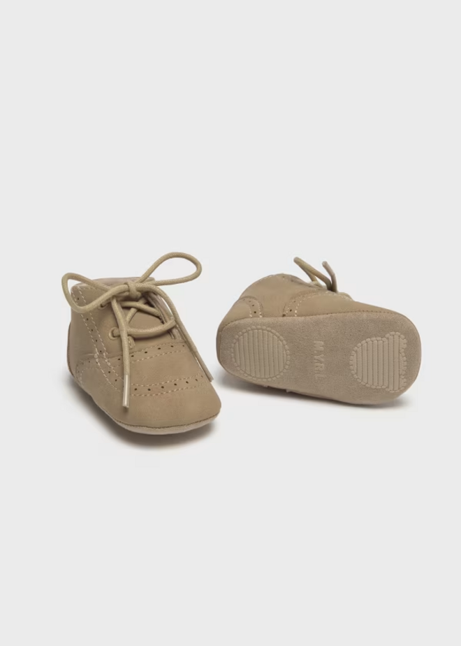 Sapatos de camurça, €17,99, Mayoral.