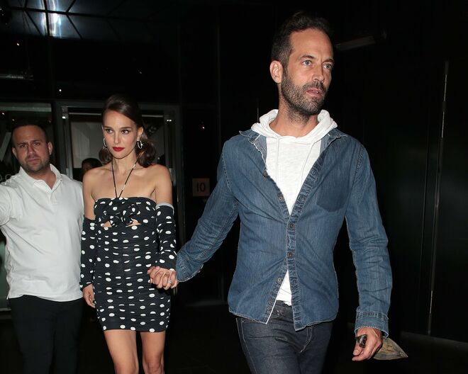 A atriz e o coreógrafo francês estiveram casados 11 anos, tendo assumido a separação em março deste ano. As notícias chegaram após um ano de terem corrido rumores de que o bailarino teria tido um caso, mas isso nunca se veio a confirmar. São pais de Aleph, 12, e Amalia, 7.