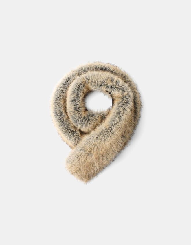 Estola, €29,99, Bershka.