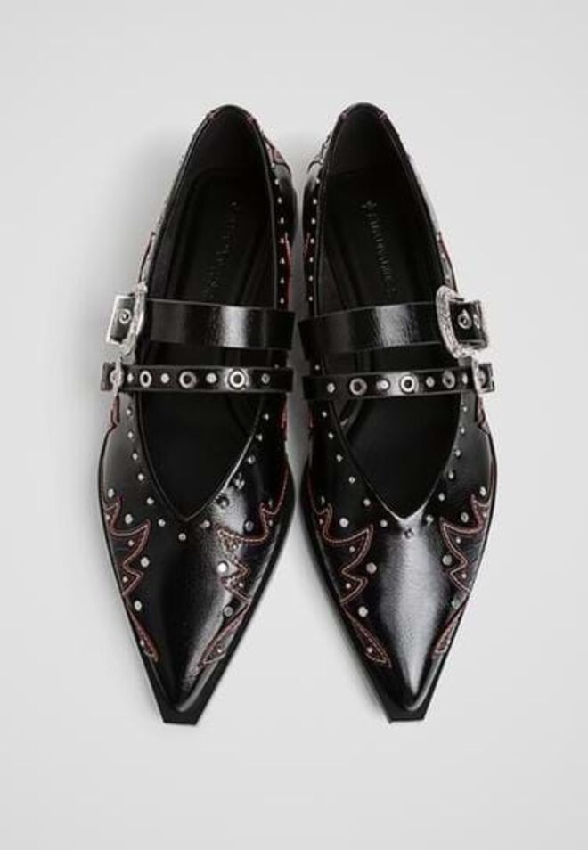 Stradivarius, Bordadas estilo cowboy, €39,99.