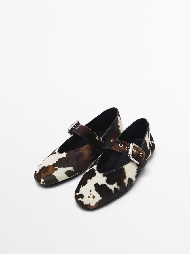 Massimo Dutti, sabrinas com fivela e estampado, €89,95.