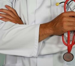 Duas juízas deixam médico de família em liberdade após este abusar de duas mulheres
