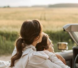 Histórias de Amor Moderno: “Fechei os olhos, agarrei-lhe na mão e confiei nele. Dessa vez fui eu que disse ‘vamos’.” 