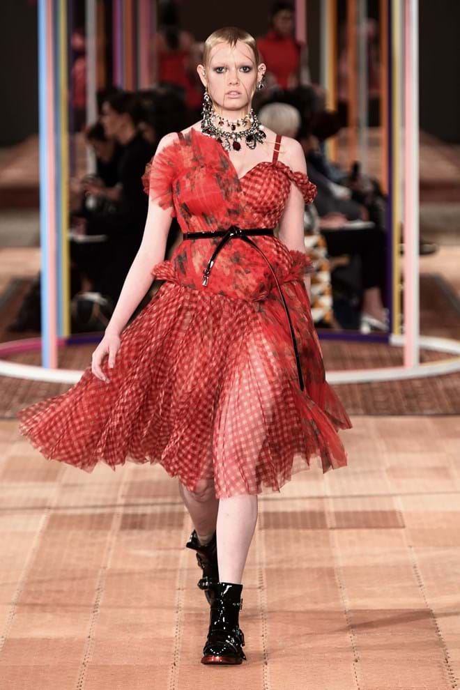 Betsy Teske participou do desfile primavera/verão 2018 da Alexander McQueen durante a Paris Fashion Week.