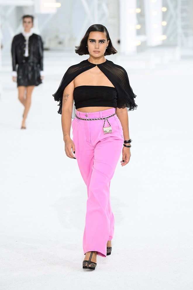 A modelo Jill Kortlev participa do desfile de roupas femininas primavera/verão 2021 da Chanel na Paris Fashion Week.