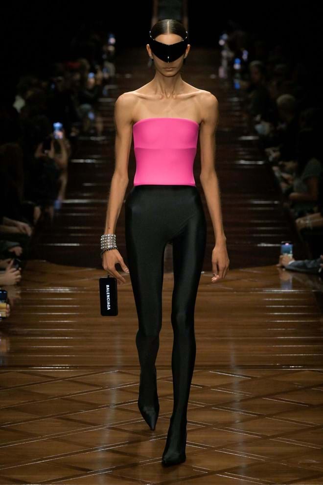Modelos na passarela da Balenciaga Primavera 2025 como parte da Paris Fashion Week.
