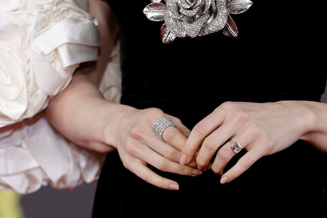 Em 2020, o escritor e realizador Charlie McDowell pediu Lily Collins em casamento e o anel deu que falar. O anel de Lily foi desenhado por Irene Neuwirth e inclui um “diamante de lapidação rosa único”.