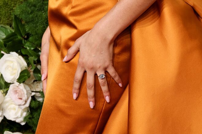 Nem toda a gente percebeu quando a atriz apareceu na passadeira vermelha dos Globos de Ouro 2025 com um anel no dedo de noivado. Sabemos agora que o pedido de casamento aconteceu durante as férias e foi a joalheira Jessica McCormack que desenhou o anel com um diamante de corte vertical.