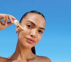 O novo sérum de vitamina C* que reduz as manchas em 70% e transforma a sua pele