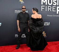 Bianca Censori: Quem é a mulher que se despiu nos Grammys?