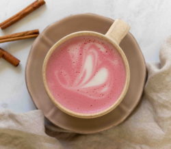 Esta é a receita de pink latte que promete estimular o desejo e a energia 