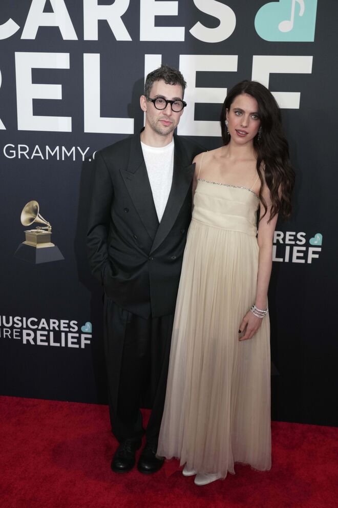 Jack Antonoff e Margaret Qualley em Chanel.