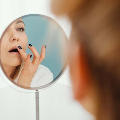 Devemos, ou não, utilizar cremes de olhos como bálsamo labial?
